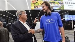 Miroslav Jansta vítá Ondeje Balvína pi píletu z Íny, kde ei obsadili...