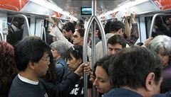 Pask automatick metro projelo bez zastaven nkolik stanic. Zabrzdilo a tsn za jinm vlakem