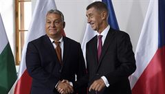 eský premiér Andrej Babi (vpravo) pivítal maarského kolegu Viktora Orbána...