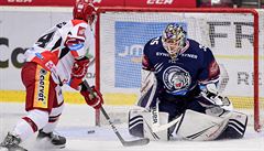 Zleva Jordann Perret z Hradce Králové a branká� Liberce Justin Peters.