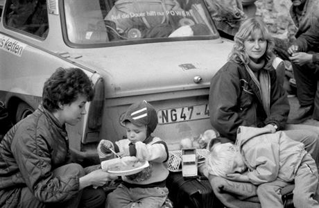 Uprchlíci u západoněmeckého velvyslanectví v Praze v roce 1989