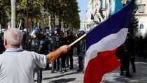 Jeden z demonstrant s francouzskou vlajkou