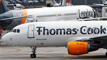 Letadlo spolenosti Thomas Cook na letiti v Dsseldorfu.