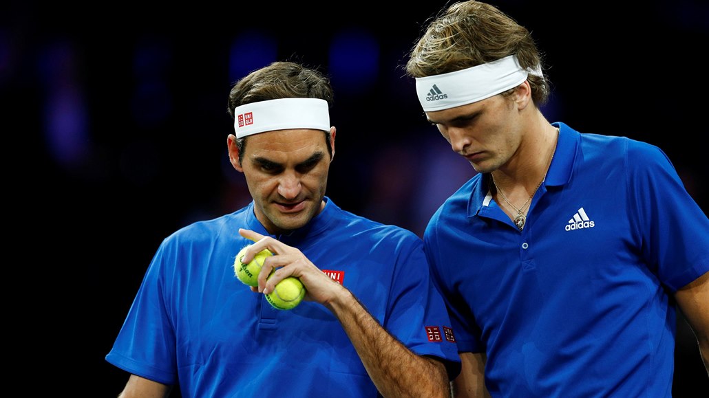 Roger Federer po boku Alexandra Zvereva pi tyhe v Laver Cupu.
