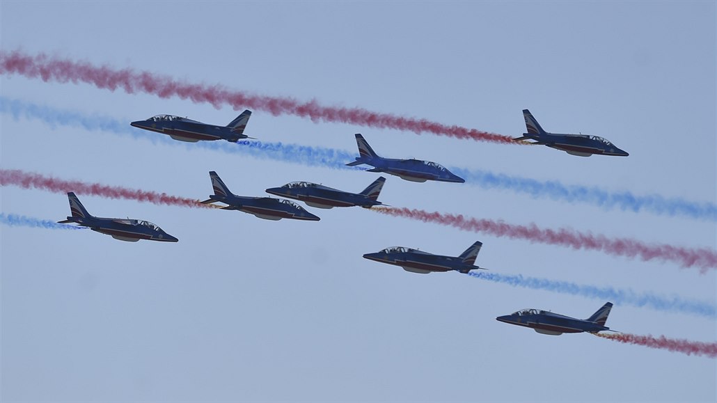 P�ehlídka francouzské akrobatické skupiny Patrouille de France.