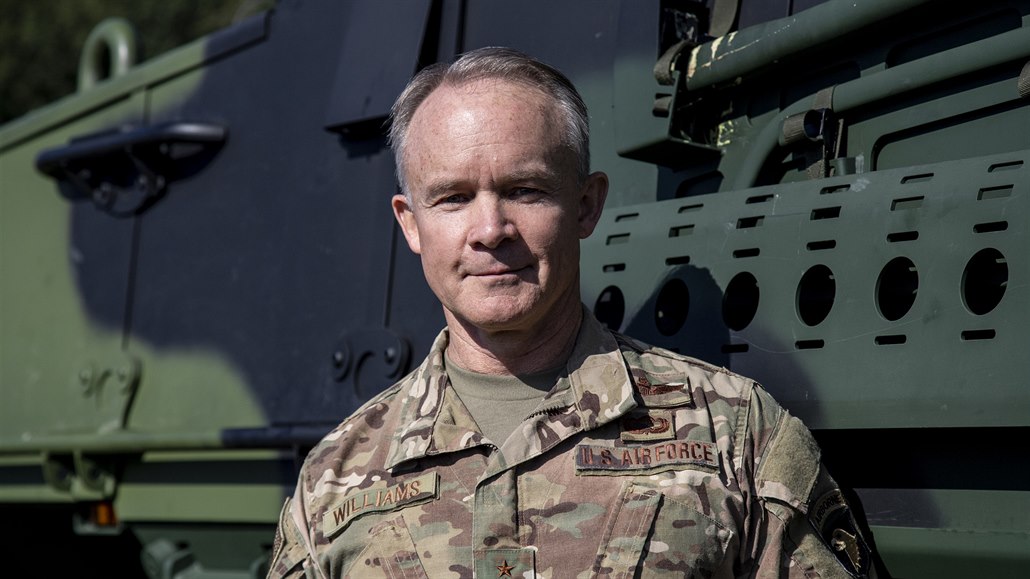 Generálmajor John B. Williams na Dnech NATO