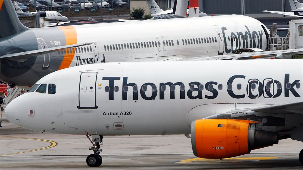 Letadlo spolenosti Thomas Cook na letiti v Düsseldorfu.