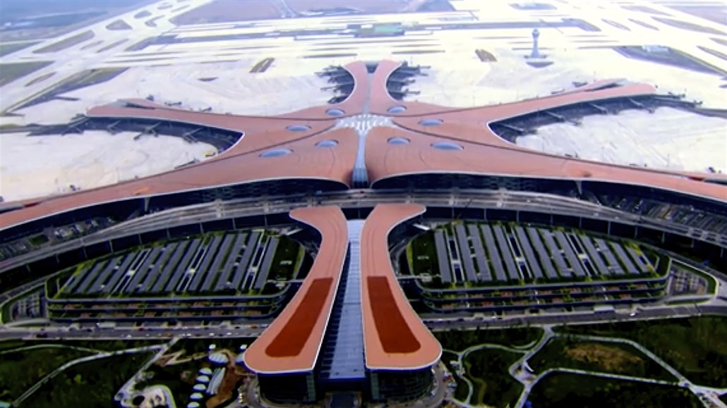 Pohled z výšky na nově otevřené pekingské letiště Ta-sing. Letiště má čtyři...