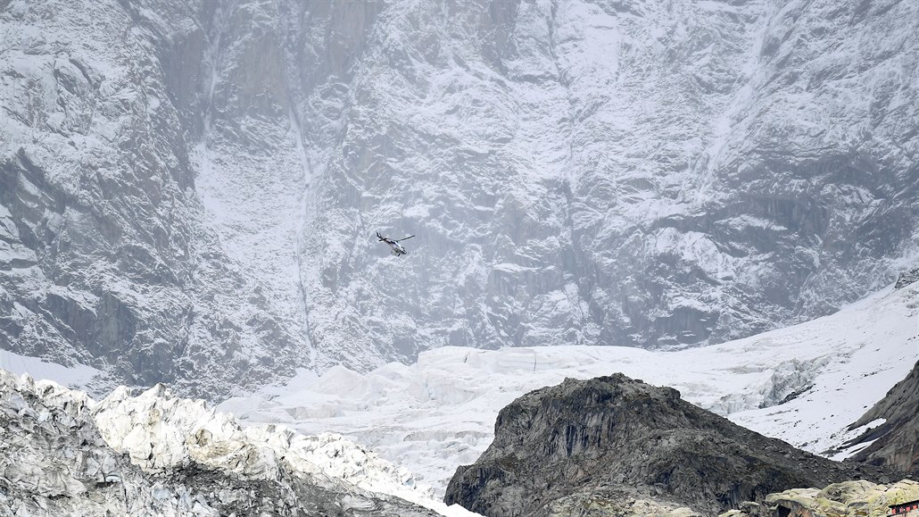 Helikoptéra letí nad ledovcem Planpincieux. Hrozí, e by se mohla utrhnout...