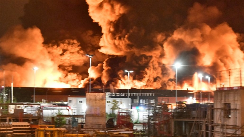 Požár v chemické továrně Lubrizol ve francouzském městě Rouen.