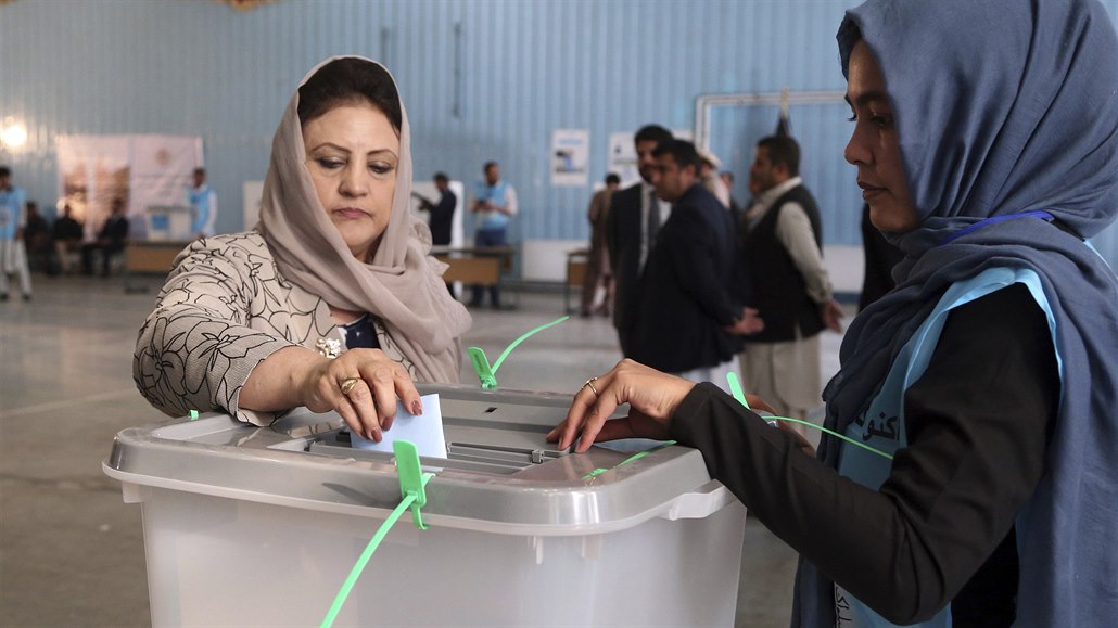 ena v Kábulu hází volební lístek do urny.