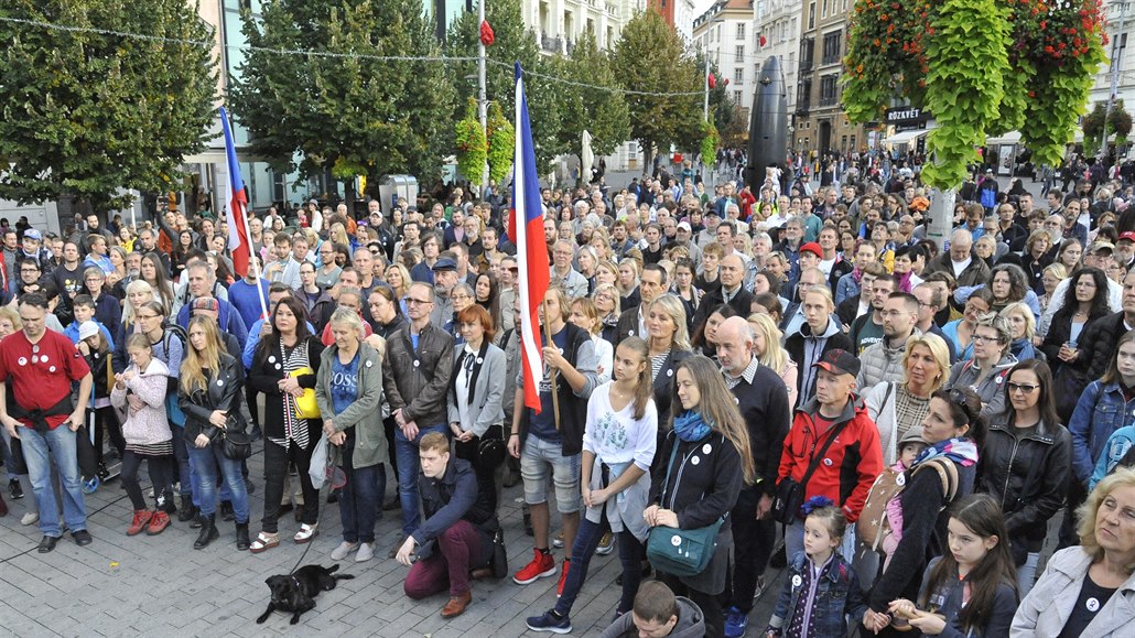 Lidé se seli na brnnském námstí Svobody na akci Kroky pro demokracii, kde...