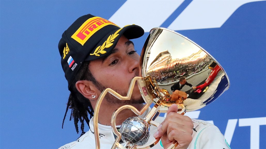 Lewis Hamilton slaví své vítězství ve Velké ceně Ruska.