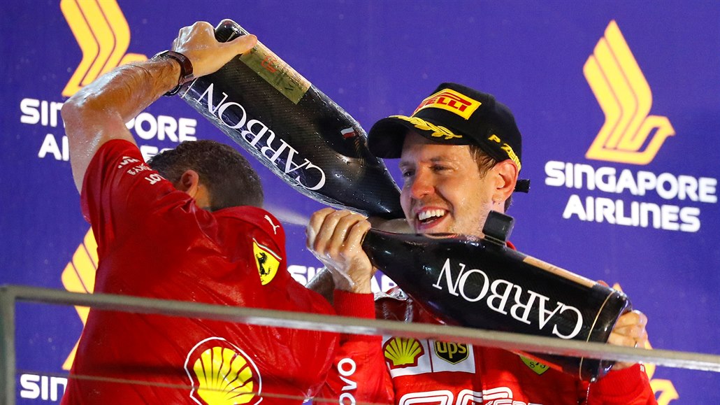 Sebastian Vettel se raduje z výhry na Velké ceně Singapuru.