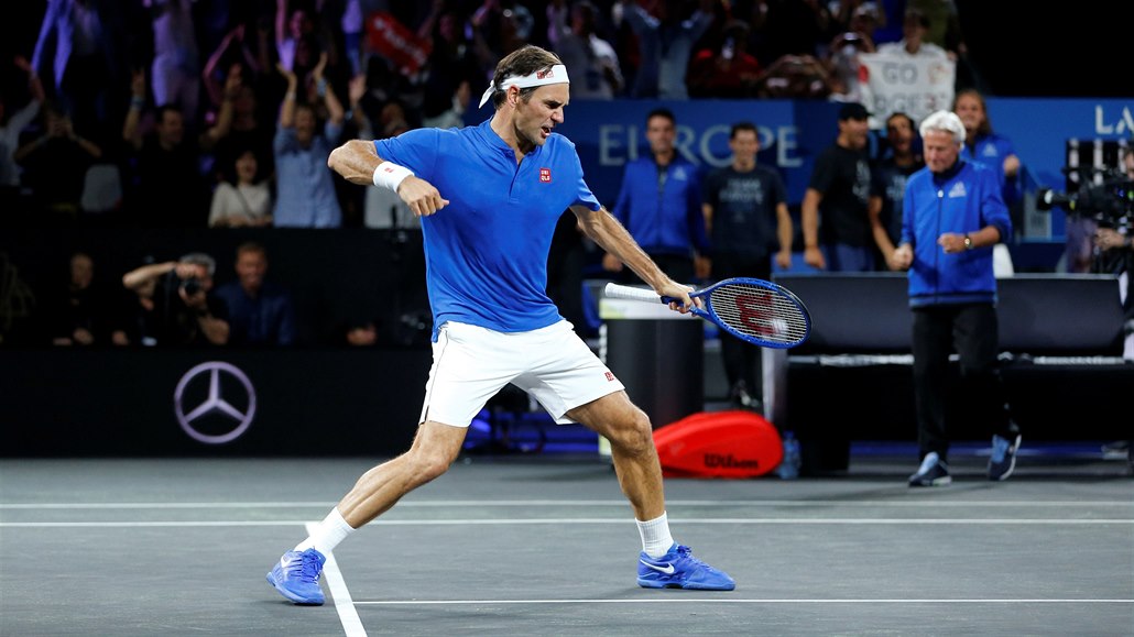 Roger Federer se raduje z důležité výhry nad Johnem Isnerem.