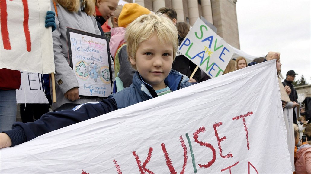 Chlapec, který protestuje za klima ve Finsku.