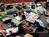 V Bangkoku protestující pedstírali mrtvé