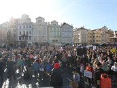 Na Staromstském námstí v Praze se postupn shromaují stovky protestujících