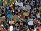 Studenti stávkují za záchranu klimatu i v hlavním mst Francie - v Paíi.