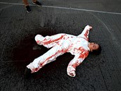 Demonstrantka pokrytá umlou krví protestuje v Budapeti.
