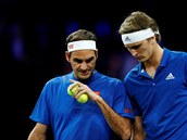 Roger Federer po boku Alexandra Zvereva pi tyhe v Laver Cupu.