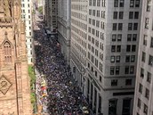 Plný Manhattan lidí stávkujících za klima.