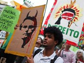 Demonstrující v Sao Paulu drí plakát démonizující prezidenta Bolsonara....