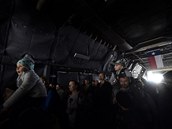 Na snímku návtvníci procházejí transportním letounem Lockheed C-5M Super...