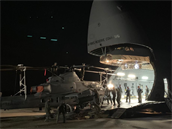 Vojáci vykládají v Monov vrtulníky, které se pedstaví na Dnech NATO.