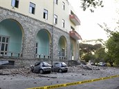 Budova univerzity zasaená zemtesením