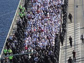 V prvodu pes echv most lo okolo tí set fanouk Slavie a stovka policist.