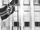 Vztyen nacistick vlajky s pihlejcmi sovty.