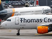 Letadlo spolenosti Thomas Cook na letiti v Düsseldorfu.