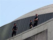 Amerití snipei na stechách okolních budov kolem sídla OSN, ve kterém se...