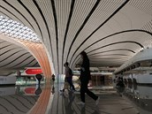 Novinái procházejí terminálem pekingského letit Ta-sing po jeho slavnostním...