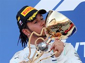 Lewis Hamilton slaví své vítzství ve Velké cen Ruska.