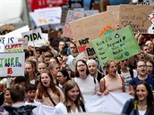 Mladí protestující za klima v rakouské Vídni.
