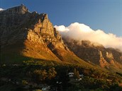 Západ slunce nasvcuje skalnatý masív u Kapského Msta nádhernými barvami.