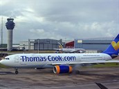 Airbus A330 cestovní kanceláe Thomas Cook na letiti v britském Manchesteru.