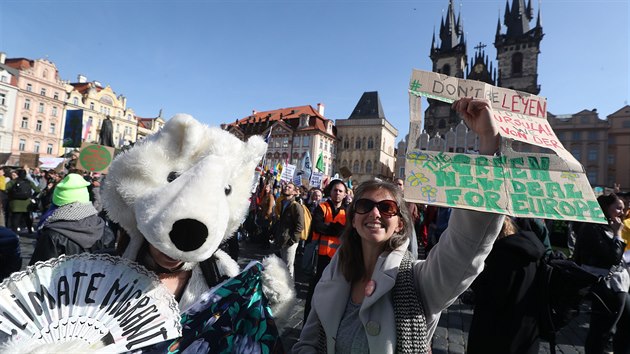 Jedna z protestujících v pevleku ledního medvda jako klimatického migranta