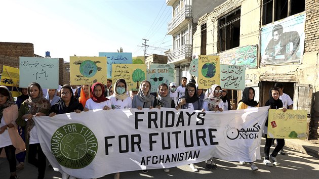 Klima je dleitým tématem po celém svt. Na snímku demonstranti v afghánském...