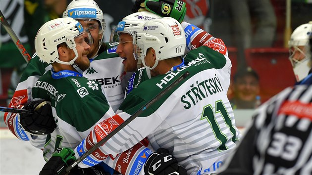 Hrái Karlových Var se radují z gólu.