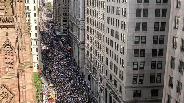 Plný Manhattan lidí stávkujících za klima.