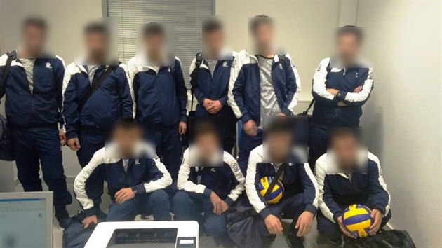 Syrtí migranti pevleení za ukrajinský volejbalový tým, které zatkla ecká...