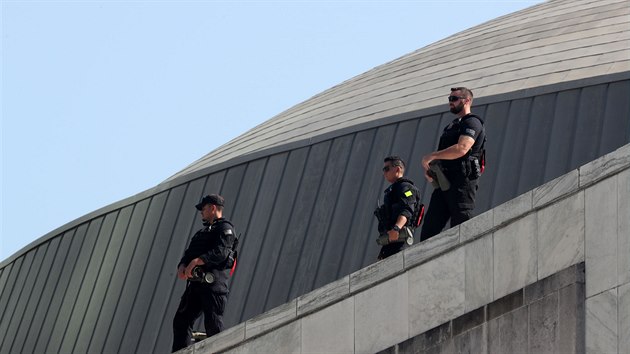 Amerití snipei na stechách okolních budov kolem sídla OSN, ve kterém se...