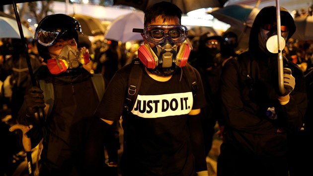 Protivládní demonstranti se shromádili ped parlamentem.