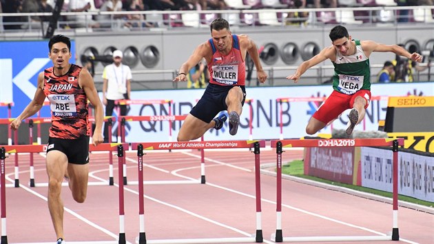 Zleva Takato�i Abe z Japonska, �eský závodník Vít Müller a Mexi�an Fernando...