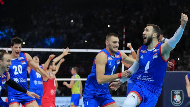 Srbtí volejbalisté se radují z titulu mistr Evropy.