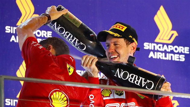 Sebastian Vettel se raduje z výhry na Velké cen Singapuru.