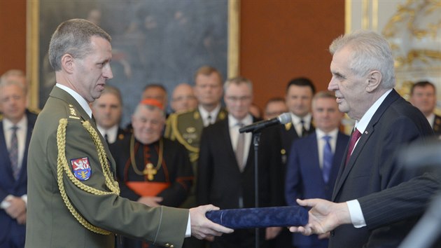 Brigádní generál Milan Jakub (vlevo).